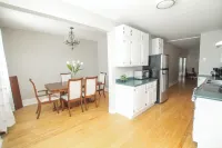 Apartment in the downtown area.  Close to shopping and restaurants.