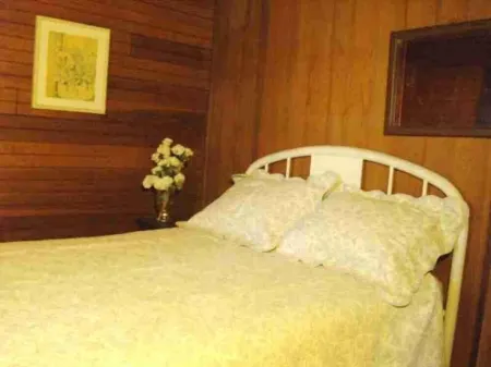 Peaceful, Rustic Retreat, 25ft of Private Beach,  300 Acre Sandy Bottom Pond