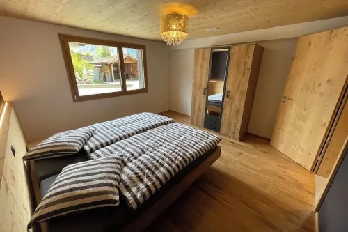 New 3.5 room apartment with chalet interior, terrace and views of the mountains!