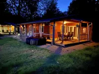 Cosy Chalet with Jacuzzi, 50 Metres from a Beautiful Swimming Lake  호텔