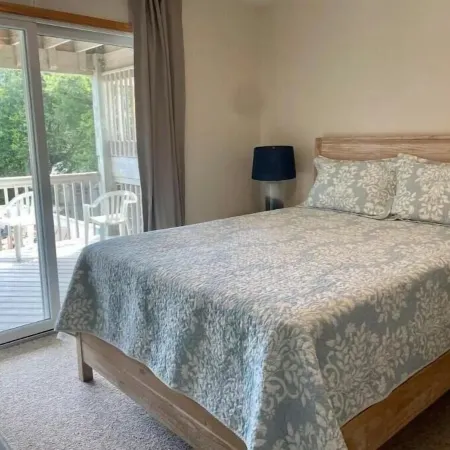 The Farmers Sun Private pool, hot tub, golf course views, minutes from the beach