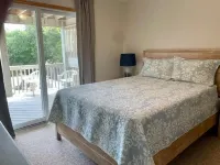 The Farmers Sun Private pool, hot tub, golf course views, minutes from the beach