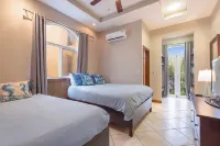 Stylish Beach Condo-steps to beach and restaurants