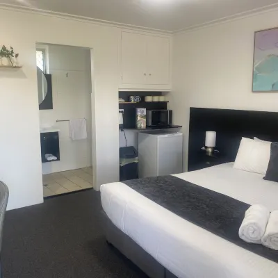 The Seaview Tavern Motel Hotels near Look At Me Now Headland walk