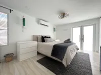 Luxury 5 Bedroom Home, 3 Minute Walk from the Beach - 廚房