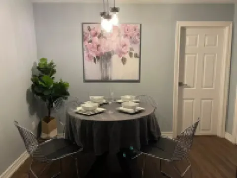 Modern bsmt apmt | King & sofa bed | Free parking