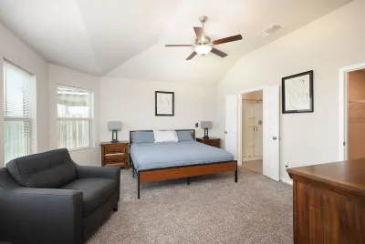 Contractor’s 4Br Base  Near Randolph & Loop 410 Hotels near Walmart Supercenter