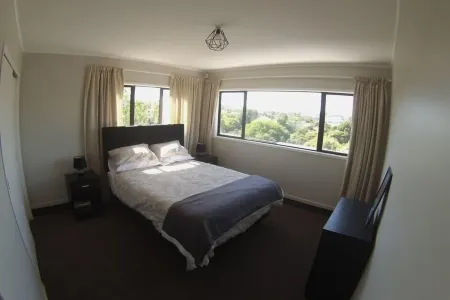 Skyline Apartments Raglan (Upper Apartment) Отели в г. Раглан