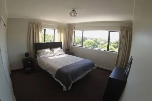 Skyline Apartments Raglan (Upper Apartment)