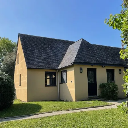 Cottage au Pied du lac au Duc, son Golf et sa Base Nautique