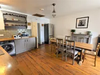 Spacious 3 bed apartment with castle view Hotels in Harlech