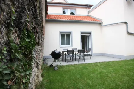 House in Memmingen Altstadt in the Allgäu, terrace, garden, train station, airport