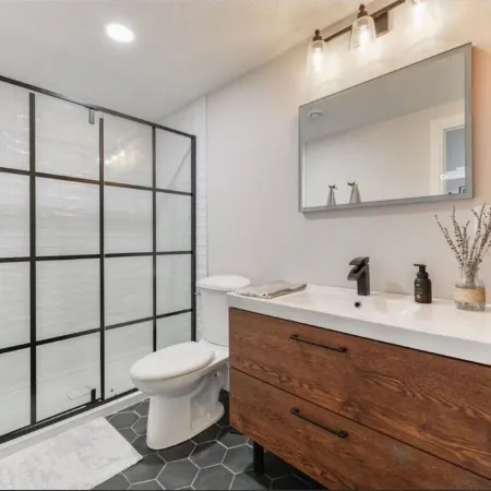 Charming 2-bedroom house in awesome Edmonton with AC, WiFi