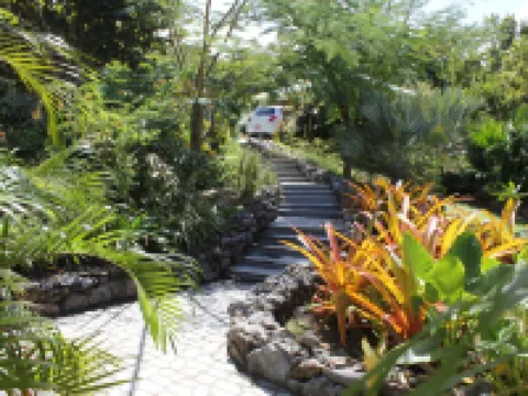 Secluded, exclusive, totally private luxury villa overlooking the prettiest bay. 紐卡斯爾酒店