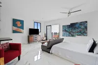 Spacious studio in great local neighborhood Hotels in 