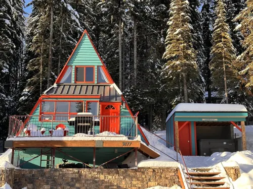 Slope-Side Bliss: A-Frame Haven with Private Hot Tub (Sleeps 7) Hotels in North Okanagan