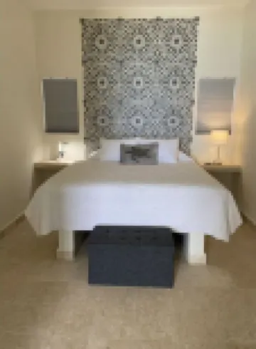 Brand New 12 Suite Villa  directly on the waters edge of the Caribbean Sea โรงแรมใน