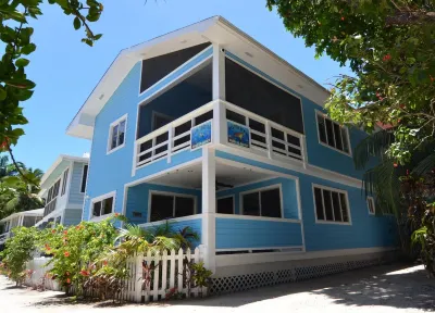 Oceanfront beach house with dual-masters & screened balcony on West Bay Beach Отели в г. 