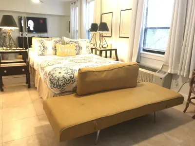 Delux Queen Room , 1 block to the Beach, TV, Pool, WiFi