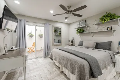 Trendy Desert Oasis Recently Remodeled