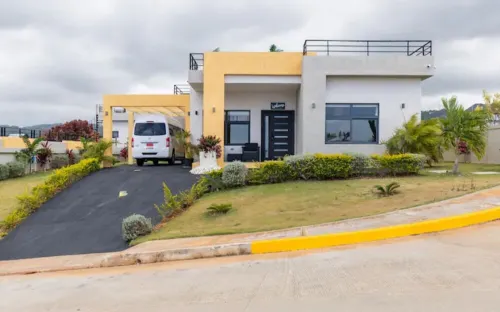 Breathtaking Ocean-view, hot-tub, pool, rooftop access & grill
