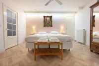 TWO BEDROOMS WITH TWO PRIVATE BATHROOMS - IDEAL FOR 2 COUPLES Hotels in Jordaan