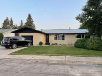 Vintage Bungalow. It’s Better than a hotel. spread out & enjoy the space. Hotels in Yorkton