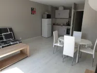 4-bed apartment ideally located 10 minutes walk from the lake