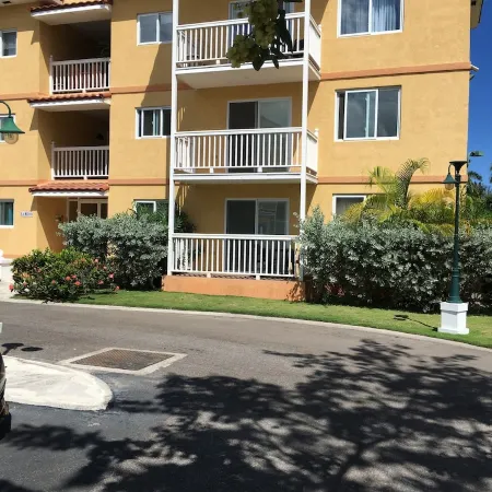 Beautiful gated spacious condo 5 minute walk to beach, restaurants and Hip Strip