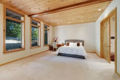 TIMBER VACATION - Home Movie Theater, Ping Pong, Air Hockey, Pool - Fort Bragg Hotels near Caspar Beach