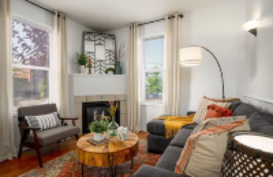 Suite Magnolia. Steps to Downtown & Breweries. Modern 2 bedroom apt w/fireplace.