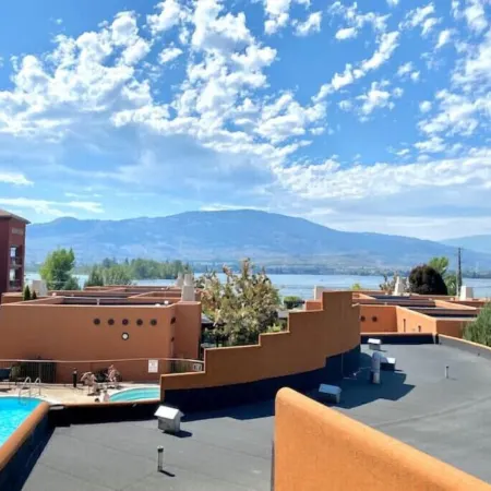 3 Bedroom Rental Townhome With Osoyoos Lake Views! Отели в г. Осуюс