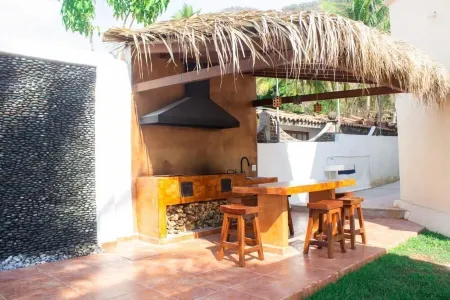 Wonderful residence w/studio, 15 min walk distance from beach & restaurants!