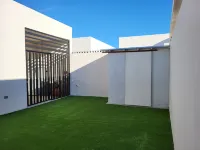 Home with community pool - all beaches 10 minutes away!