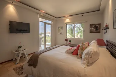 Eagle Beach Area Sunset Getaway w/King Bed