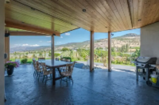 Grand Vineyard Estate Home Exceptional Place Best Location in Penticton
