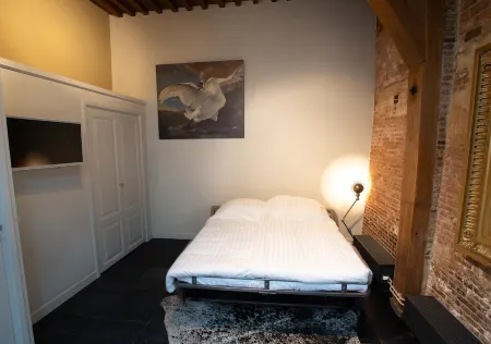 Apartment in 17th century Monument near Amsterdam Отели в г. Монникендам