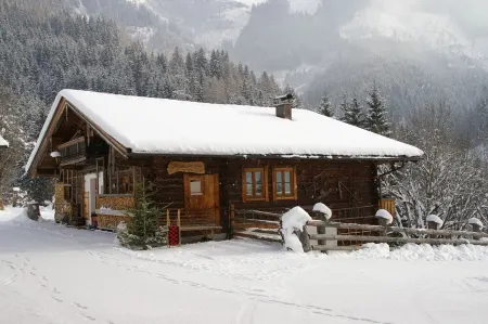 Cozy hut in a quiet location with a view of the mountains and close to the lake