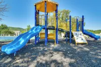 Near Silver Dollar City! Condo with Hot Tub and Lake