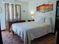 Zero minutes to the most prestigous cove in the area Hotels in Treasure Beach