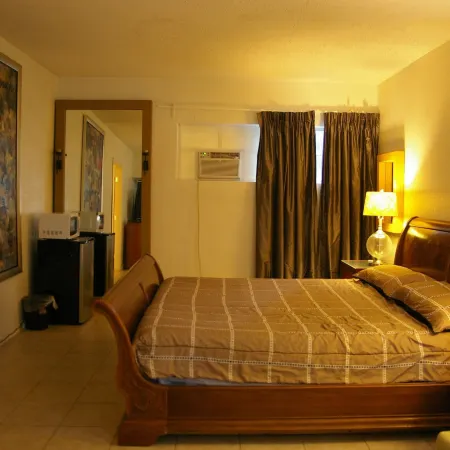 Holiday House Motel