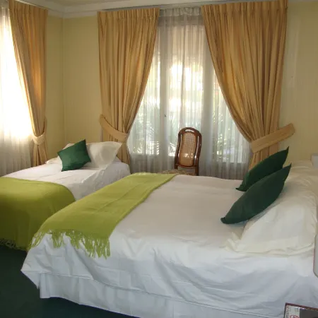 Hotel Las Flores Отели рядом с достопримечательностью «Торговый центр Paseo Quilin»
