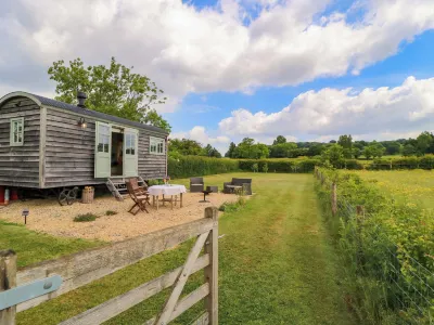 Goose Whistle Hut Hotels near Chippenham railway station