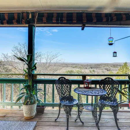 'the Treehouse' in Cherokee Village: Deck & Views