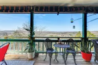 'the Treehouse' in Cherokee Village: Deck & Views - Homestays