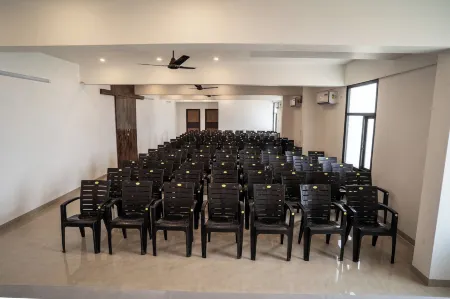 CROSS ROADS INN Отели рядом с достопримечательностью «Codissia Trade Fair Complex»