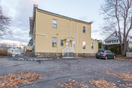 Charming Belmont Condo Near Boston 2 Bedroom Condo Отели рядом с достопримечательностью «Watertown Dam»