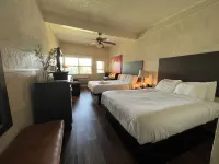 Mountain Harbor Queen Guest Room on Lake Ouachita Hotels in Montgomery County