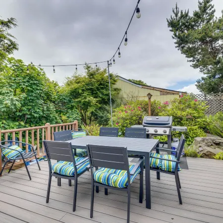 House w/ Hot Tub & Deck - Walk to Seaside Beach!