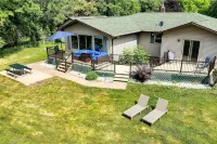 Charming Wausau Cottage on-Site Lake Access! - Parking